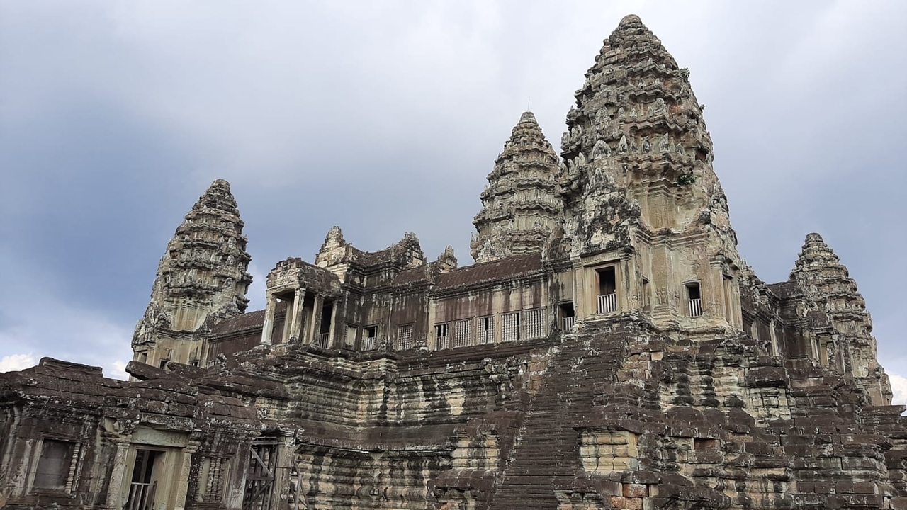 Architecture détaillée d'Angkor Vat sous un ciel nuageux.