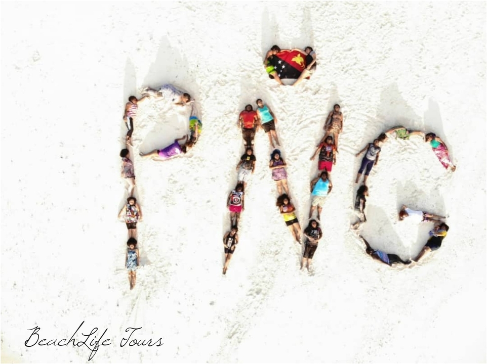 Children laying on the sand forming the letters 'PNG' translates to French as:
"Des enfants allongés sur le sable formant les lettres 'PNG'."