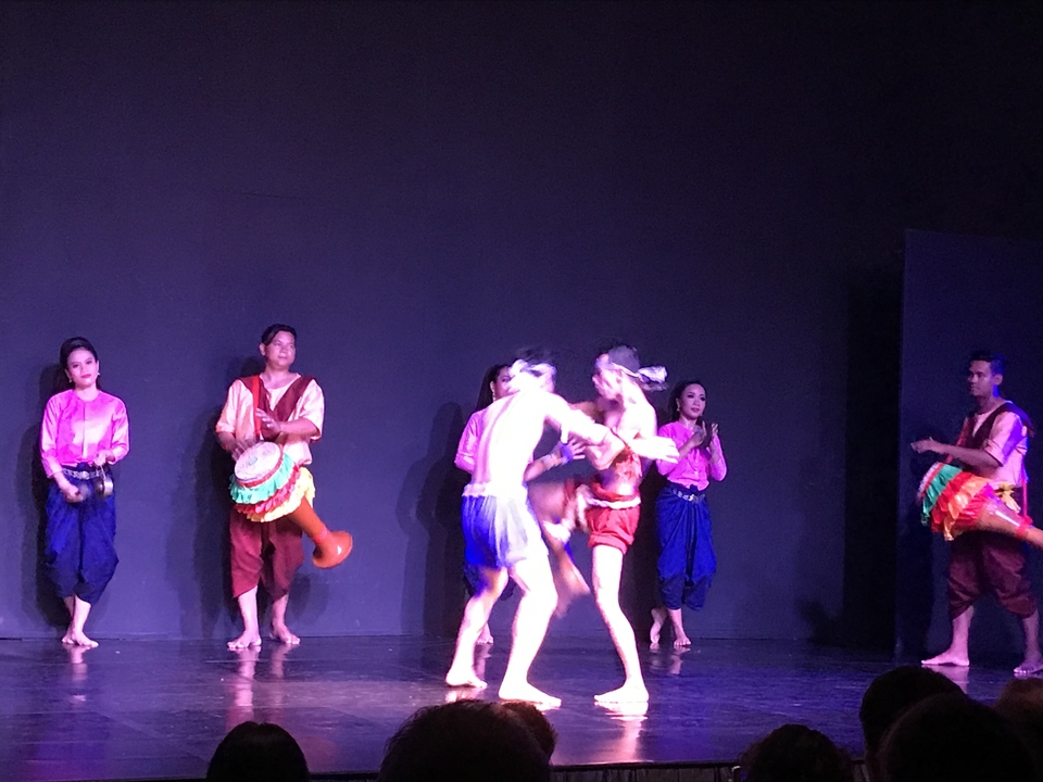 Spectacle de danse traditionnelle sur une scène avec des musiciens.