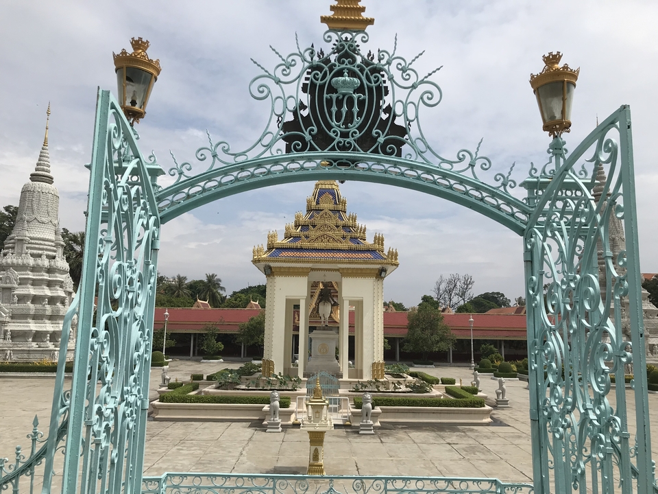 Structure religieuse richement décorée à travers une porte.