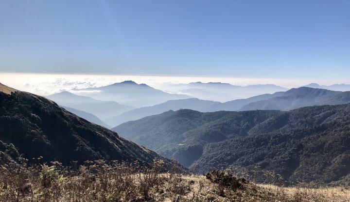 Cadena montañosa with algunas nubes en el cielo.