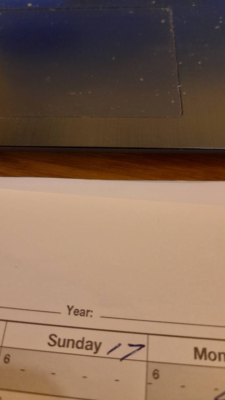 "Gros plan d'un calendrier avec une partie d'un clavier d'ordinateur."