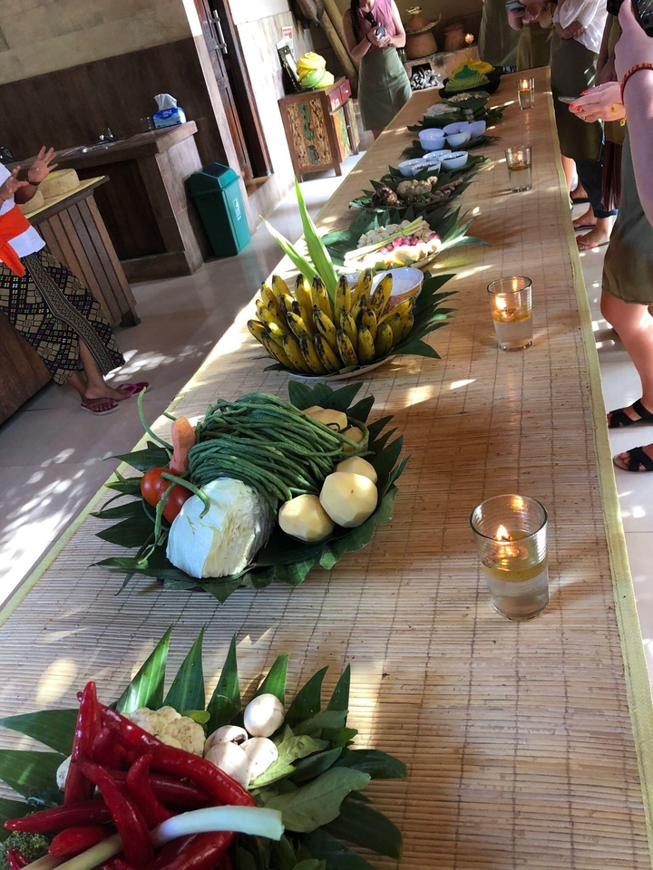 Table avec un arrangement de fruits et légumes