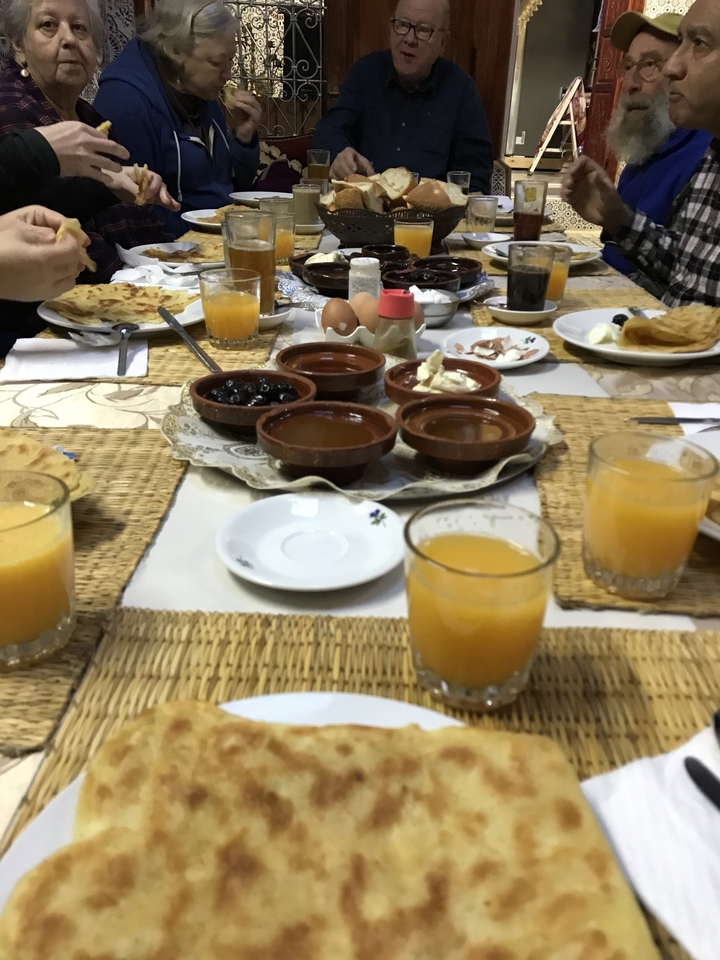 Table avec des plats traditionnels du petit-déjeuner marocain.