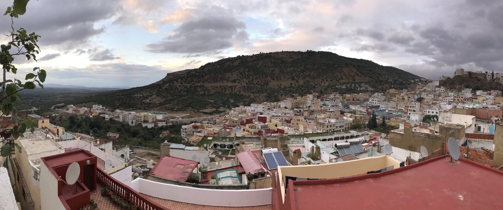 Vue panoramique d'une ville et des montagnes.