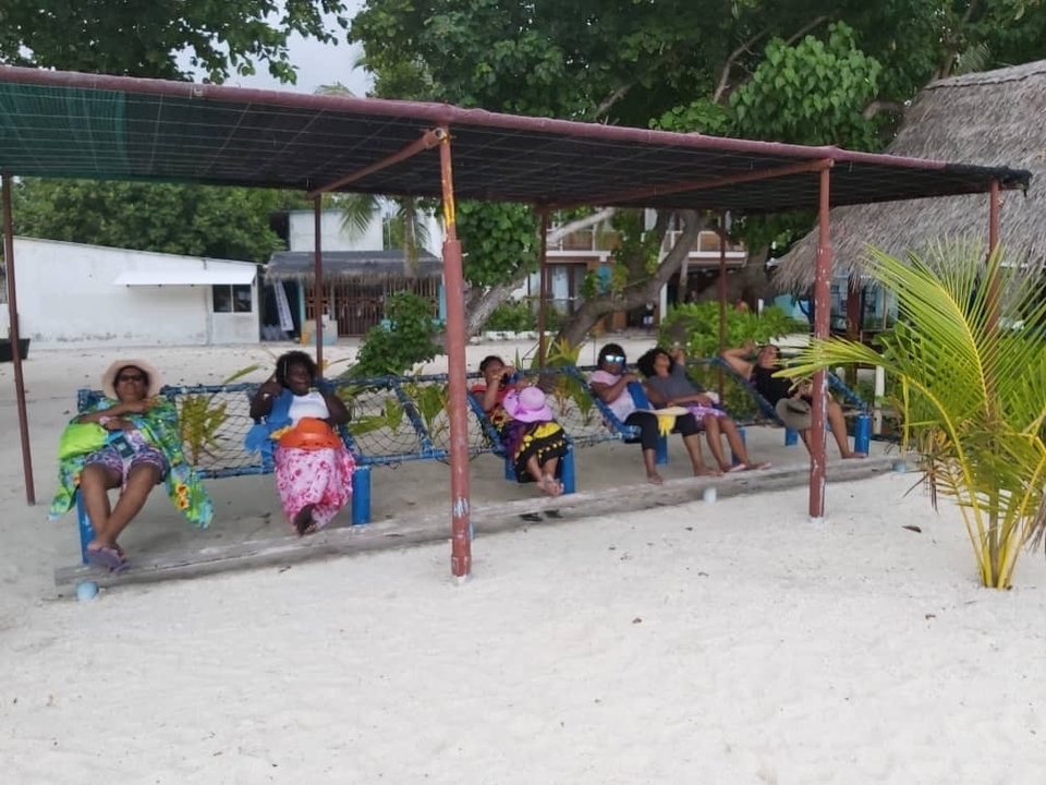 Des gens se reposant dans des hamacs sur une plage.