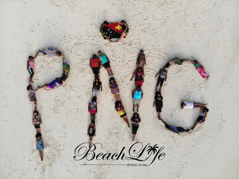 Des gens allongés dans le sable formant les lettres PNG avec un filigrane.