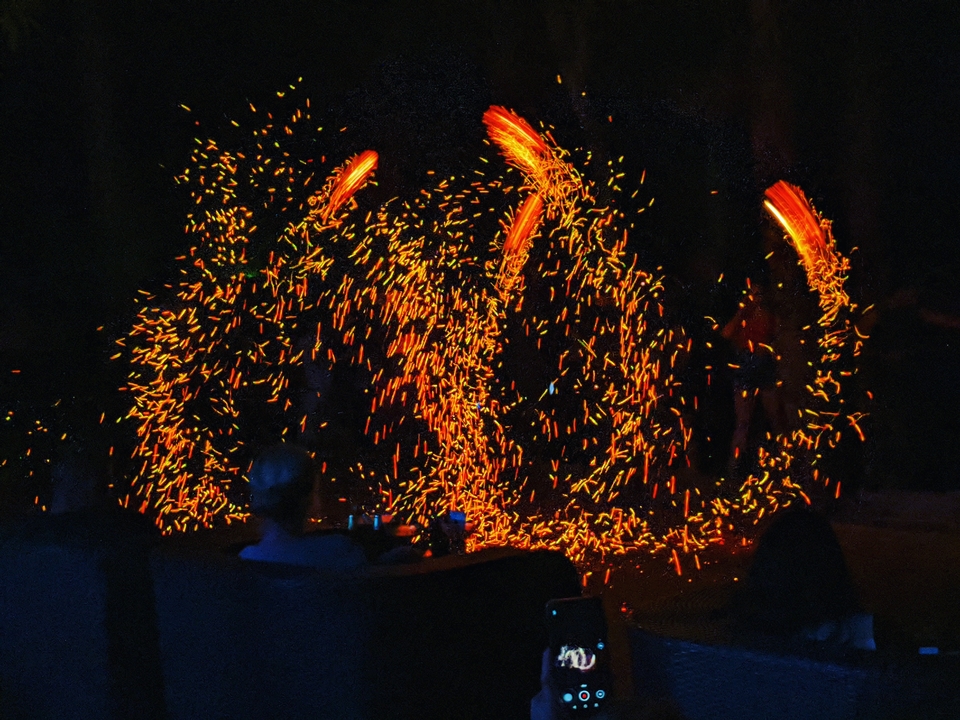 Des étincelles de feu voltigeant dans un spectacle nocturne.