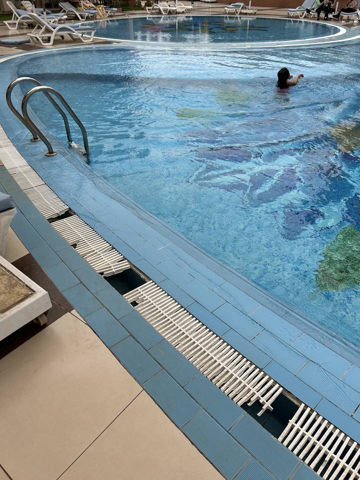 Schwimmbecken mit einer Person im Wasser.