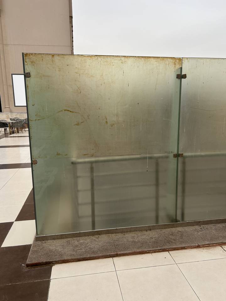 Abstrakte Ansicht einer Glasscheibe mit Rostflecken.