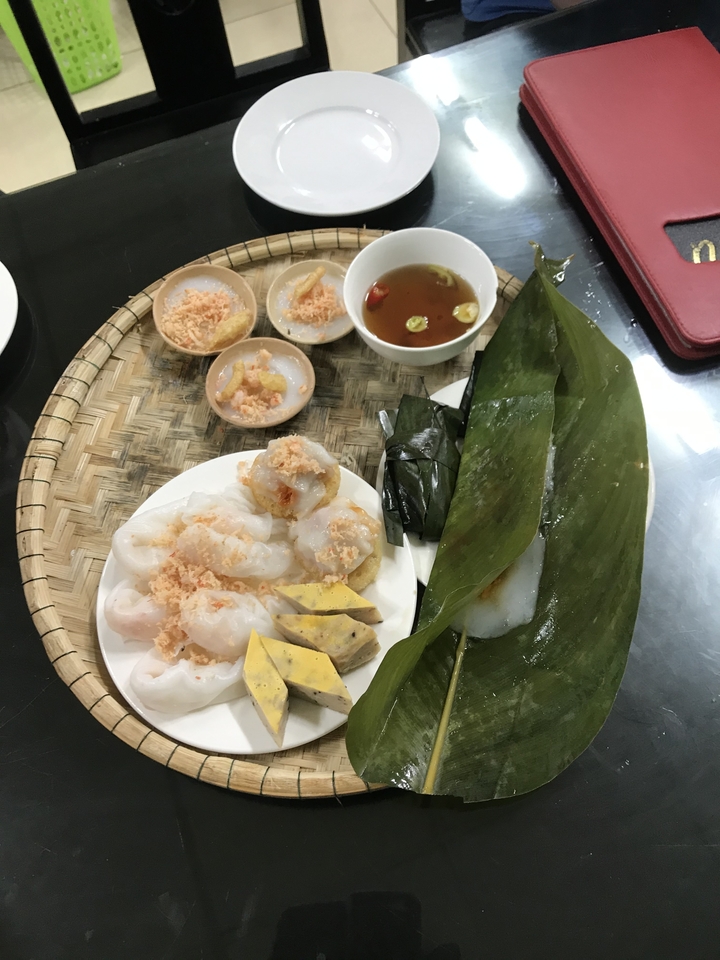 Des plats vietnamiens traditionnels servis dans des assiettes.