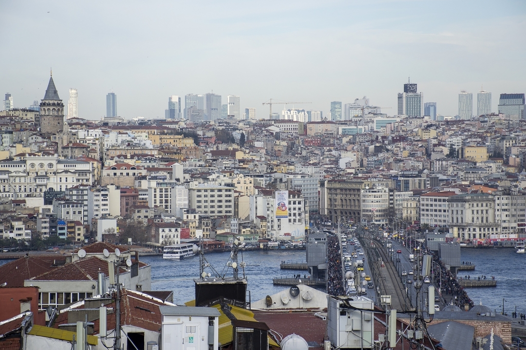 Vue urbaine d'Istanbul avec la tour de Galata et un pont sur une rivière.