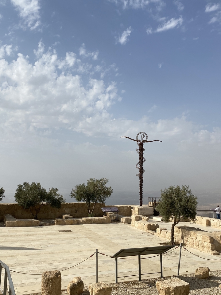 Sculpture d'un bâton entouré d'un serpent à l'extérieur.