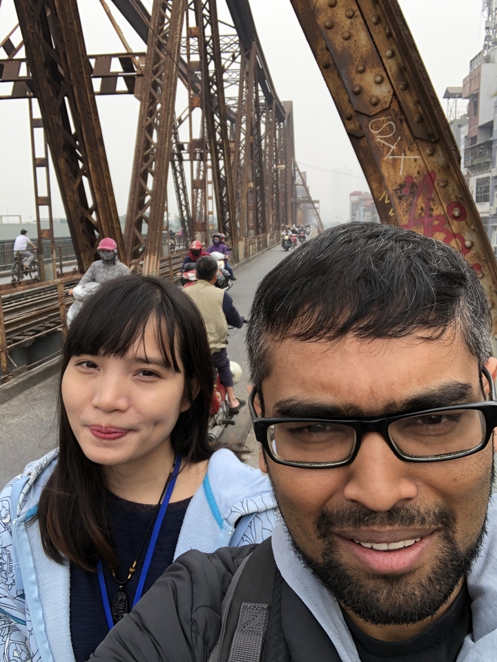 Photo en gros plan de deux personnes sur un pont.