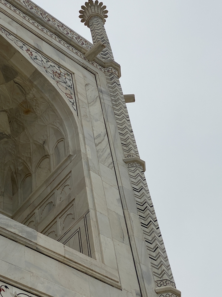 Gros plan de sculptures complexes en pierre sur l'architecture.