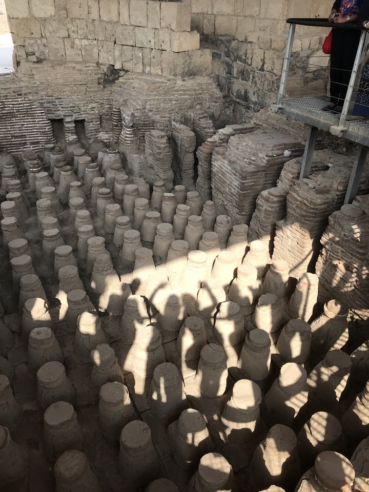 Ruines anciennes avec des ombres de personnes.