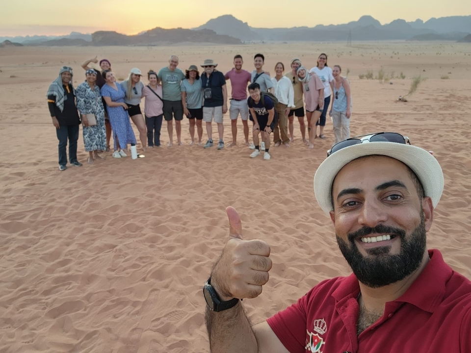 Grand groupe de personnes debout dans le désert.