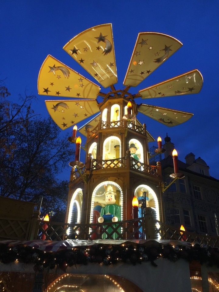 Décoration de Noël illuminée ressemblant à un casse-noix la nuit.