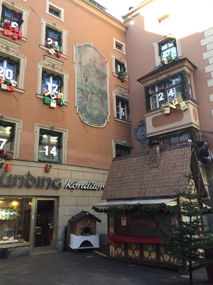 Une façade de bâtiment avec des décorations de calendrier de l'Avent et une architecture ornée.
