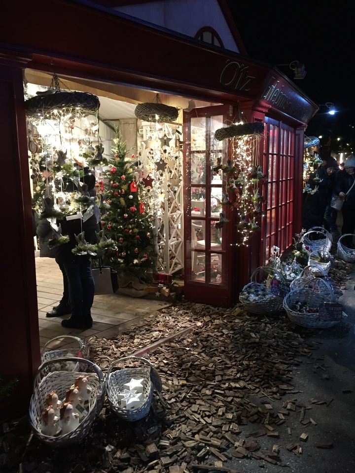 Une vitrine festive remplie de décorations de Noël et de lumières.
