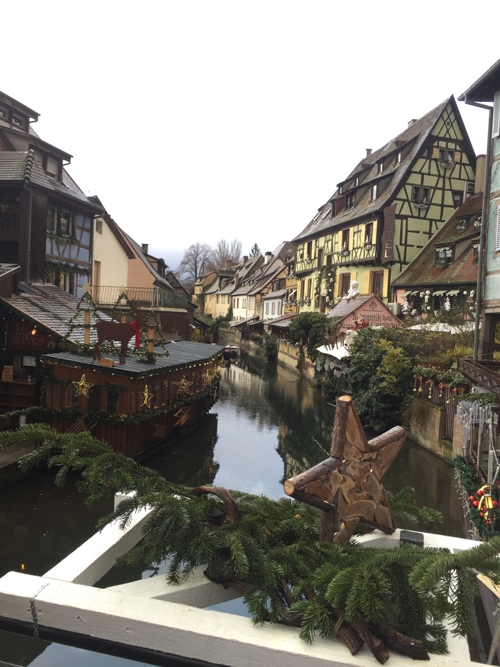 Pittoresque canal bordé de maisons à colombages, ornées de décorations de Noël.