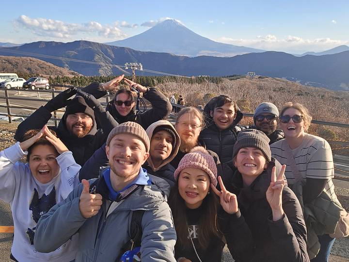 Groupe de personnes posant pour une photo dans une région montagneuse pittoresque.