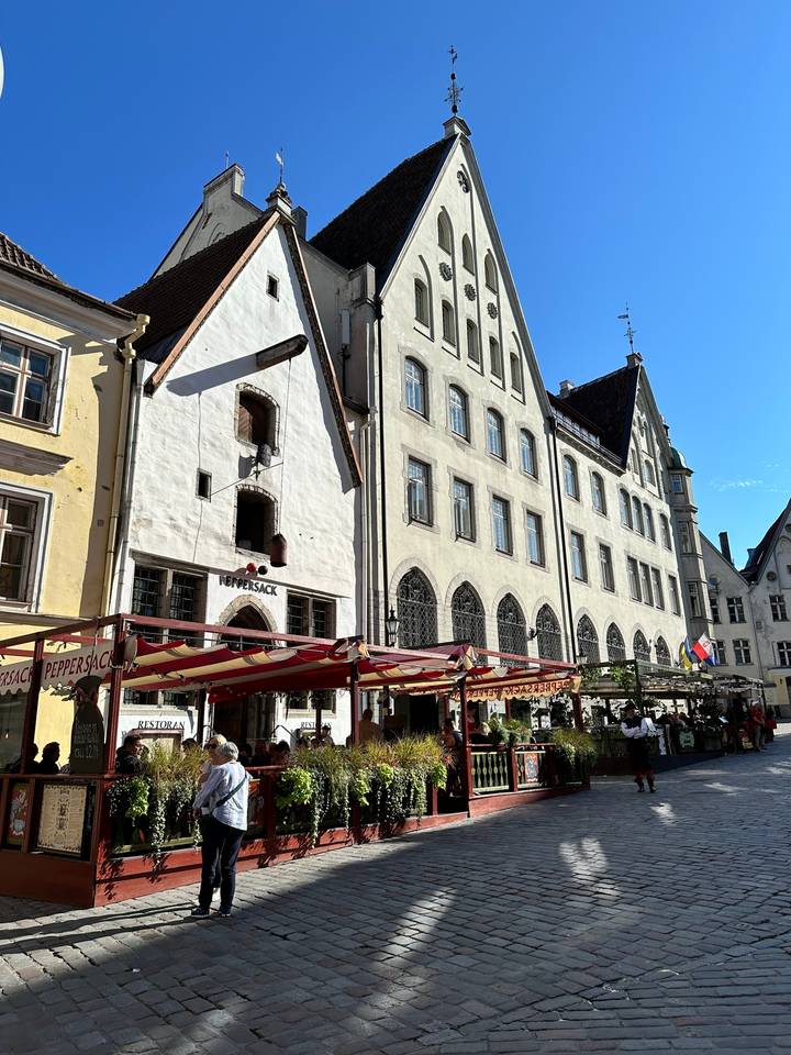 Historisches Gebäude mit dekorativer Fassade.