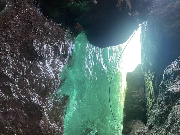 À l'intérieur d'une grotte avec de l'eau turquoise.