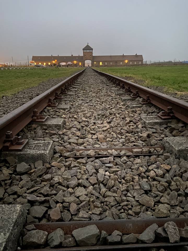 Voies ferrées menant au camp de concentration d'Auschwitz