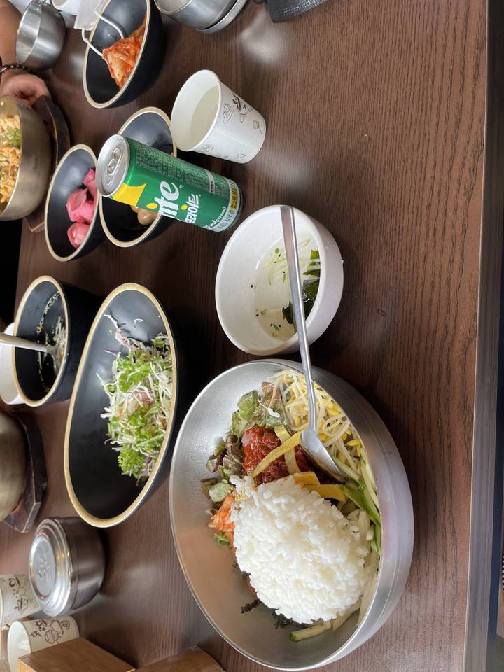 Repas coréen traditionnel servi sur une table.