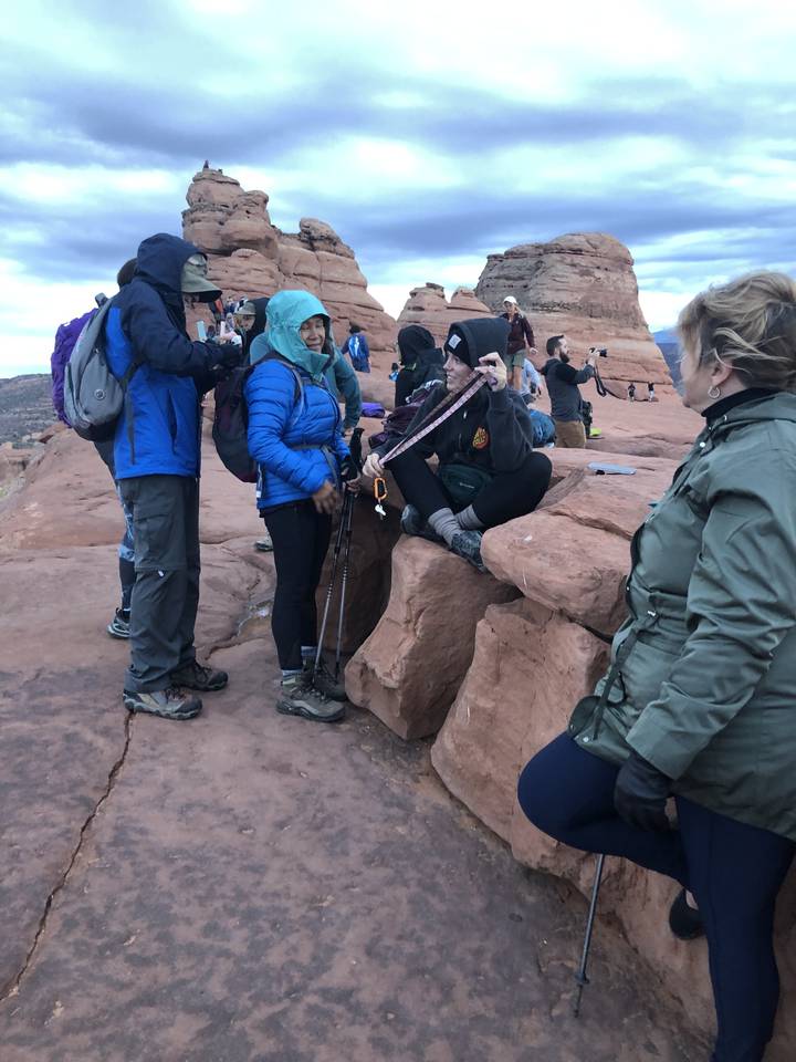 Groupe de personnes faisant de la randonnée dans une zone rocheuse.