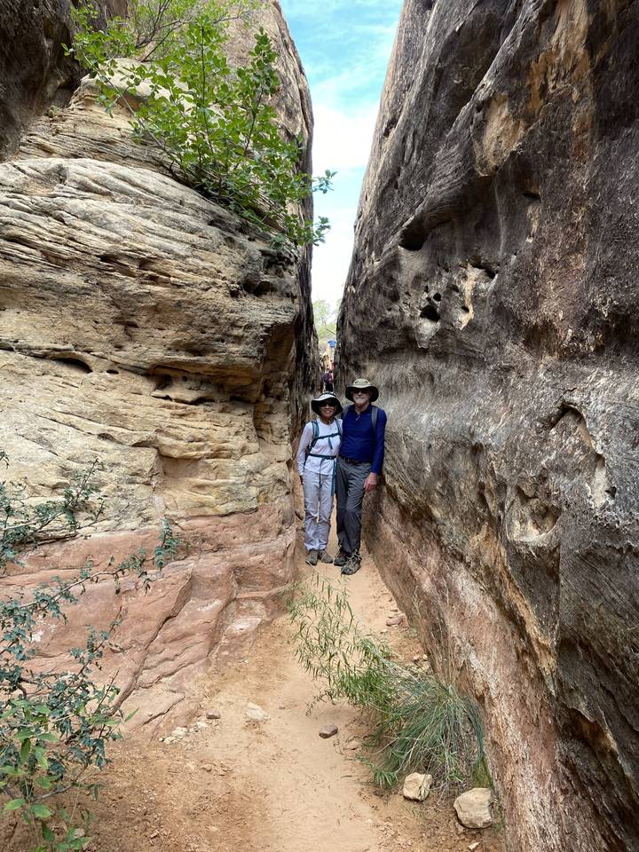 Deux randonneurs dans un canyon étroit.