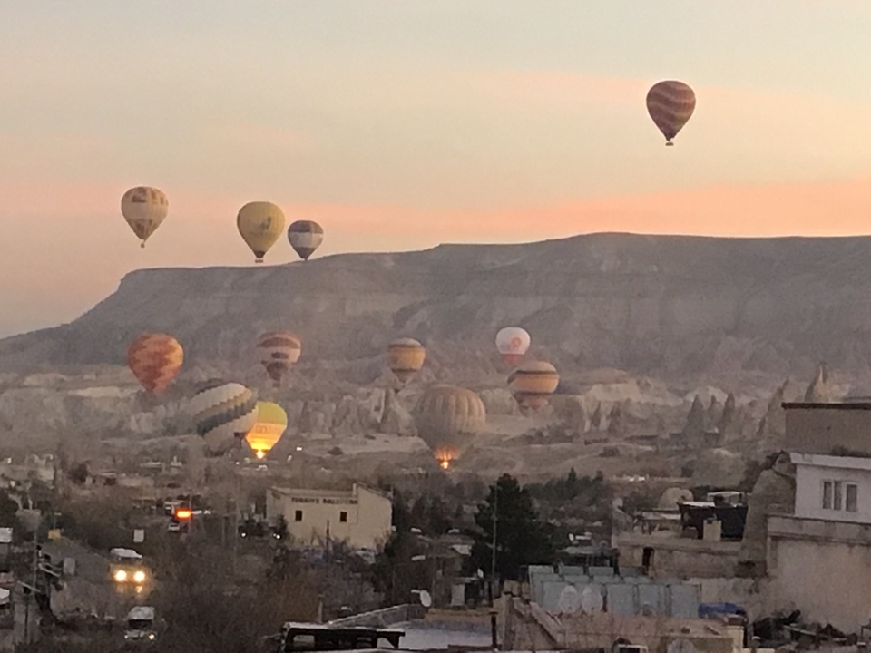 Montgolfières survolant des formations rocheuses uniques.
