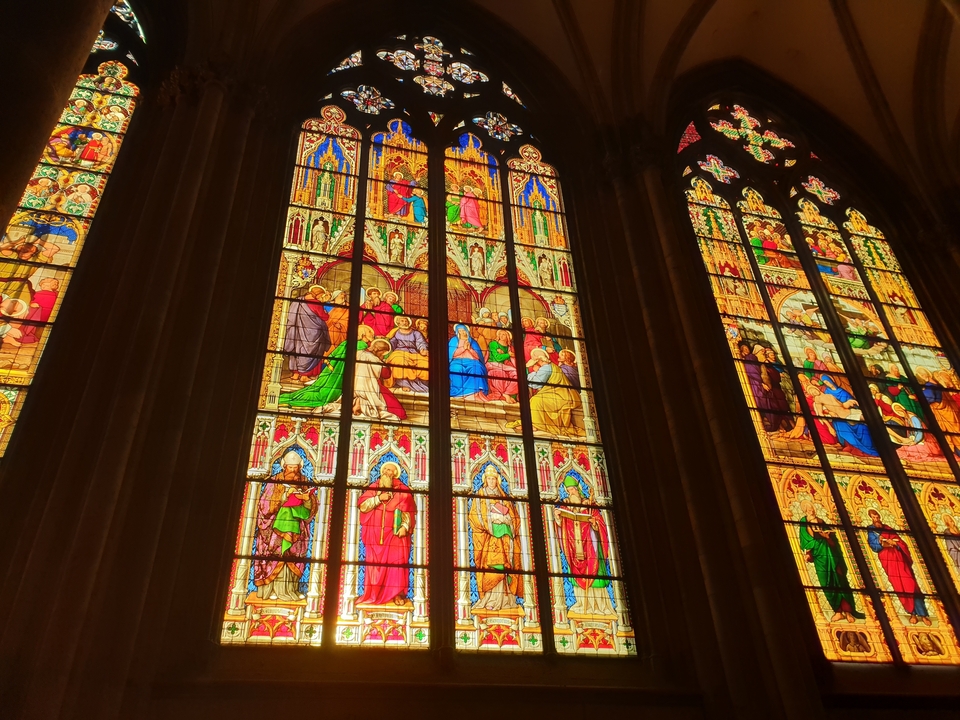 Vitraux représentant des scènes religieuses