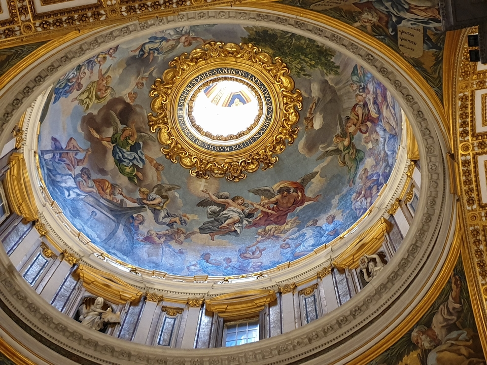 Plafond à coupole ornée avec œuvres d'art et décorations dorées