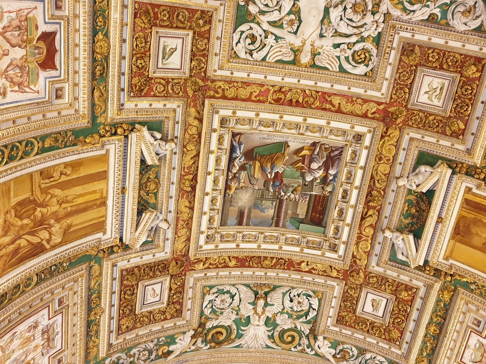 Plafond orné avec des motifs complexes et des peintures