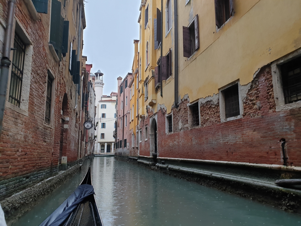 Canal vénitien emblématique aux bâtiments colorés