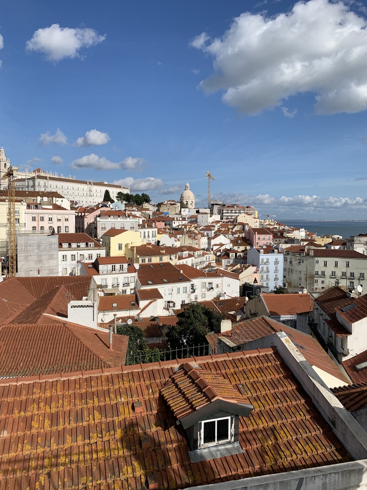 Vue panoramique de Lisbonne avec un mélange de bâtiments colorés