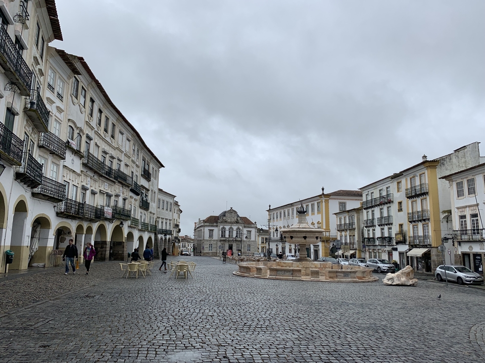 Place de la ville avec bâtiments historiques et une fontaine