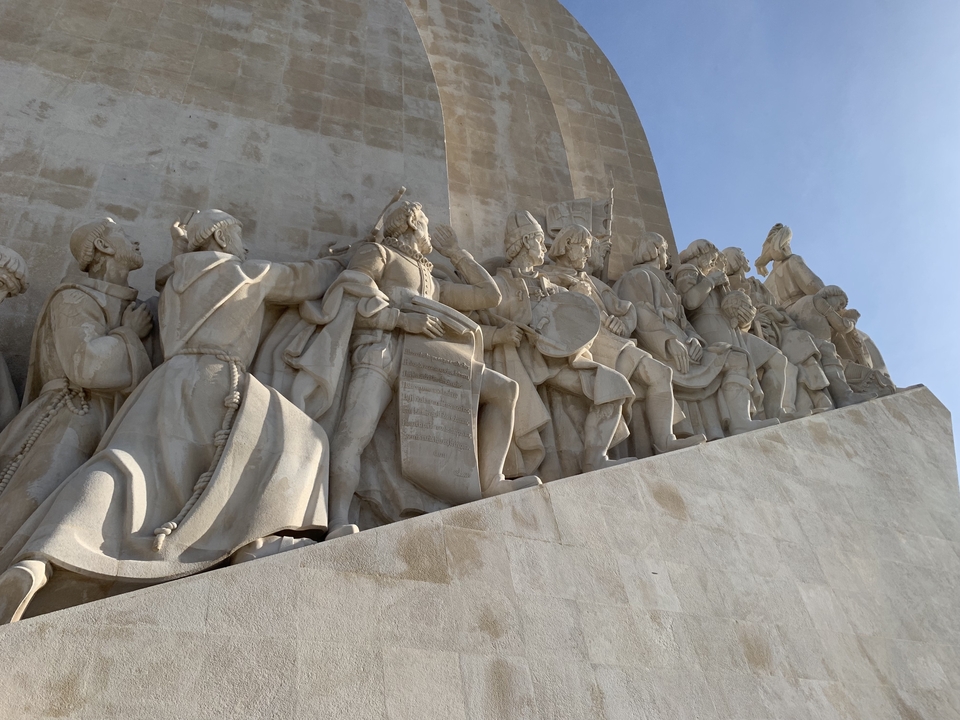Monument avec des sculptures détaillées en plein jour