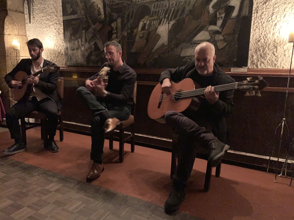 Musiciens se produisant dans un environnement faiblement éclairé