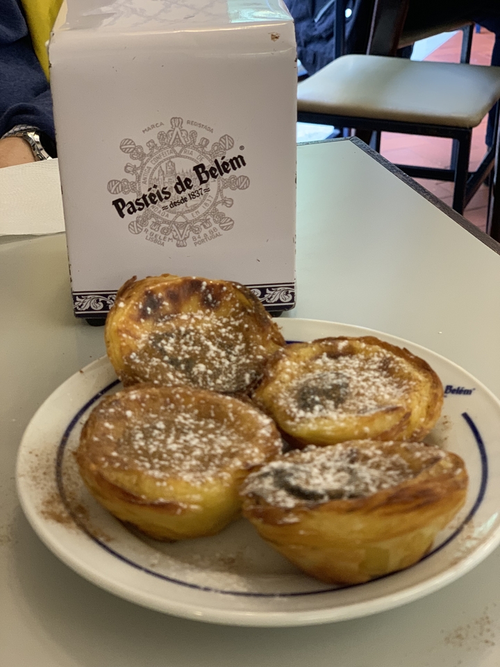 Gros plan de pastéis de nata portugais traditionnels dans une assiette