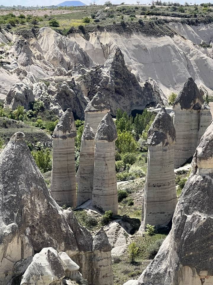 Formations rocheuses avec un ciel dégagé au-dessus.