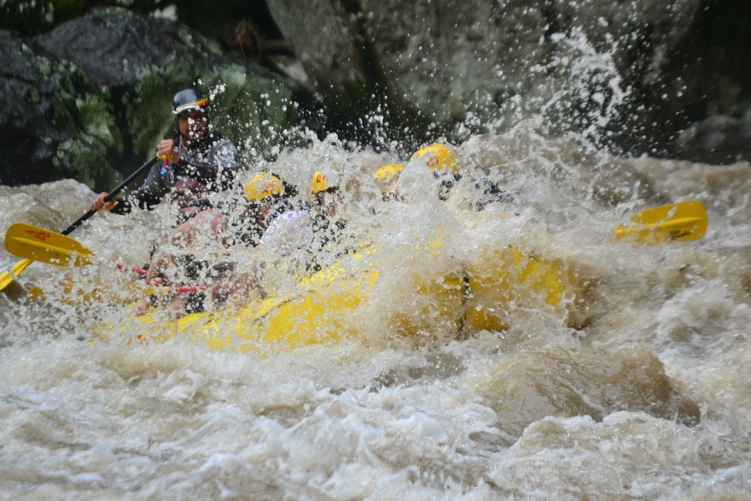 Rafting en groupe en eaux vives turbulentes.