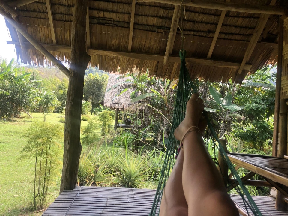 Se détendre dans un hamac sous un toit de chaume.