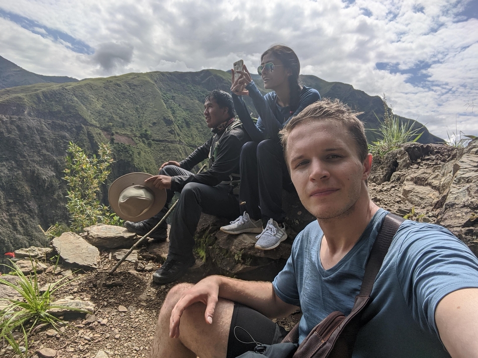 Groupe de randonneurs se reposant sur une montagne avec une vue panoramique.