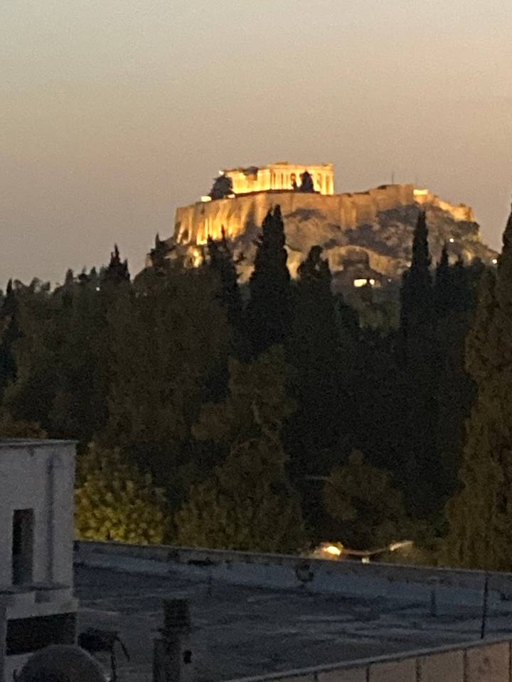 Vue lointaine de l'Acropole au crépuscule.
