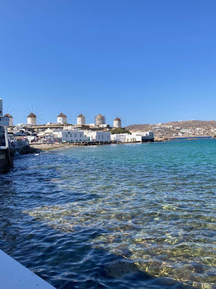 Moulins à vent au bord de la mer à Mykonos.