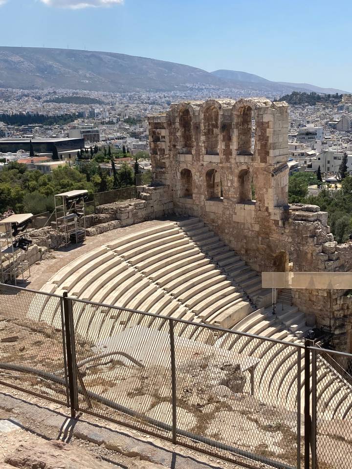 Ruines antiques d'un amphithéâtre avec vue sur la ville.