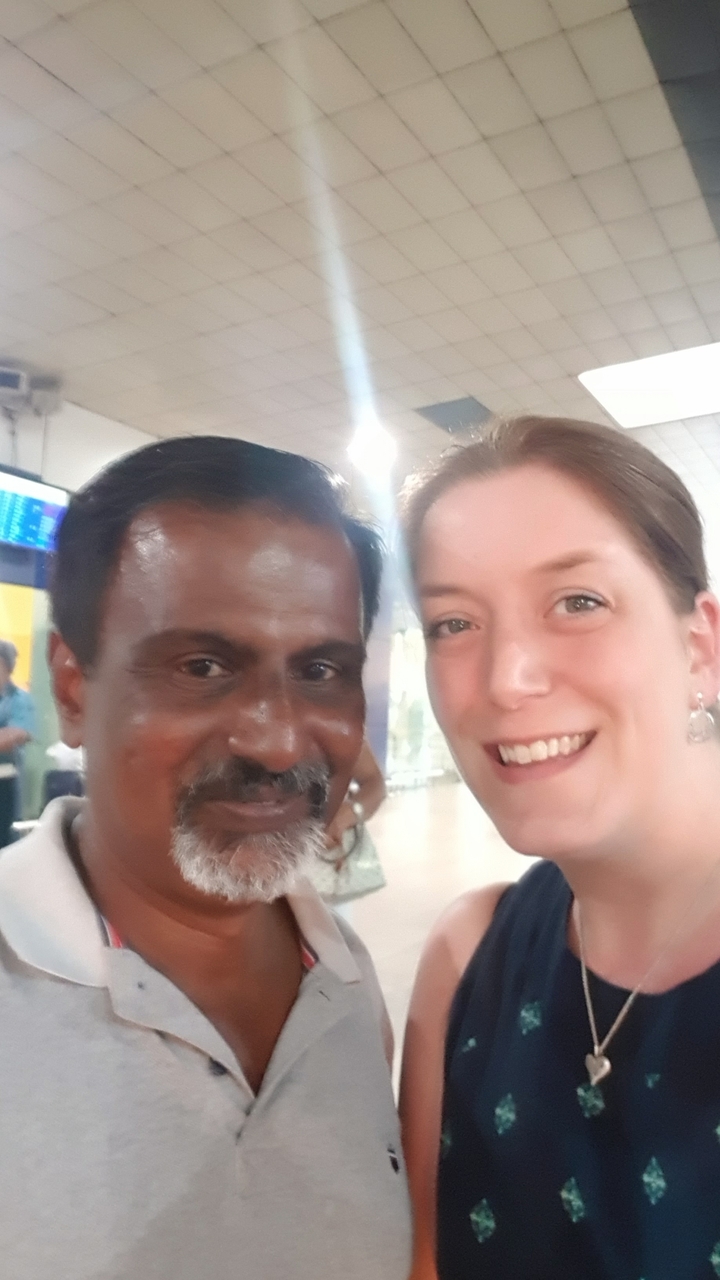 Portrait rapproché de deux personnes souriantes.
